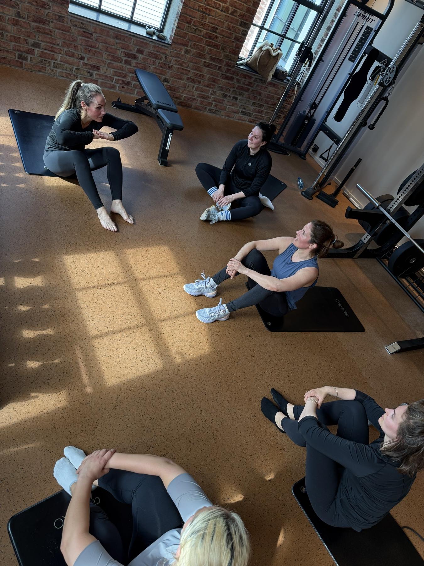 Gruppe som hviler og prater etter en bedrifts-bootcamp i CK Sports' studio